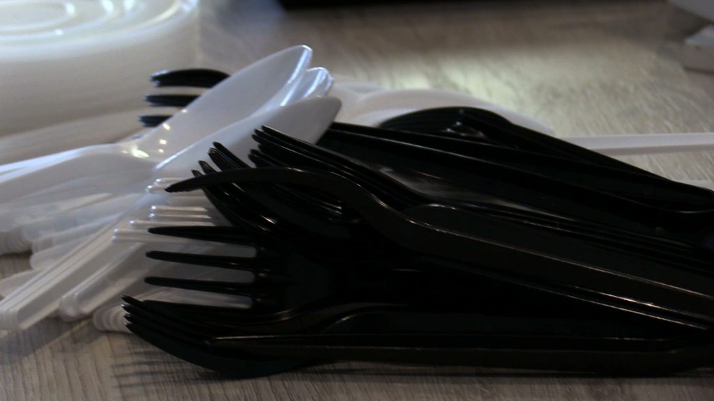 Do 2021 roku w myśl unijnych przepisów ma zacząć obowiązywać zakaz sprzedaży produktów jednorazowego użytku, jak sztućce, talerze, słomki czy reklamówki. Już teraz przedsiębiorcy działający np. w gastronomii boją się o wzrost kosztów