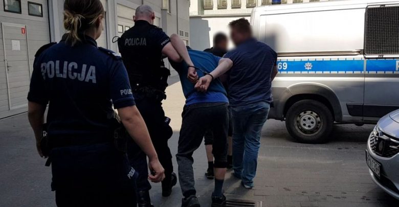 Pobili na przystanku matkę z córką. Kobieta tylko zwróciła im uwagę na ich zachowanie (fot.Policja Pomorska)