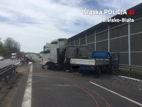 Koszmarny karambol na S 52! Z osobówki zostało pół samochodu! (fot.KMP Bielsko-Biała)