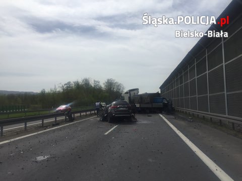 Koszmarny karambol na S 52! Z osobówki zostało pół samochodu! (fot.KMP Bielsko-Biała)