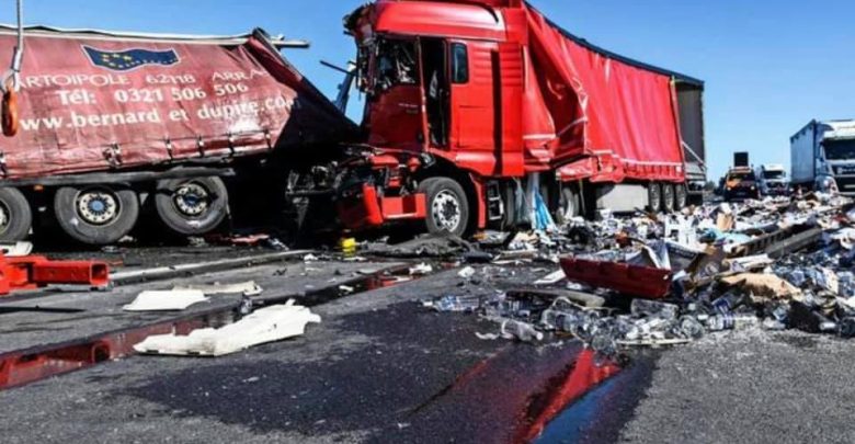Tir przewożący z wódkę zderzył się z tirem z likierem. Stłukło się 20 tysięcy butelek