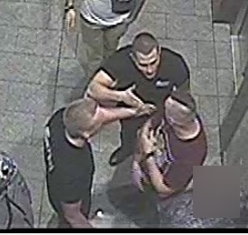 Brutalne pobicie Ukraińca w Zabrzu! Policja poszukuje trzech młodych mężczyzn, których uchwycił monitoring, publikuje ich zdjęcia i prosi o pomoc w namierzeniu napastników (fot. KMP Zabrze)