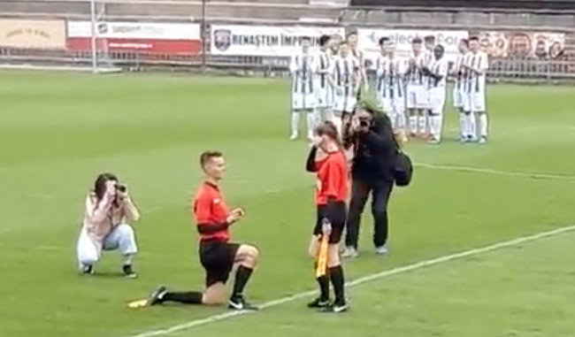 Sędzia oświadczył się na boisku. Zobacz wideo!