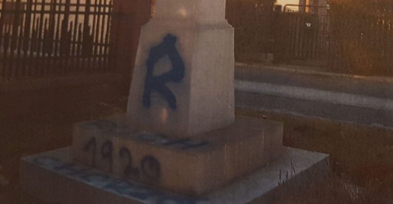 Pseudokibice Ruchu zniszczyli zabytkowy krzyż w Mikołowie
