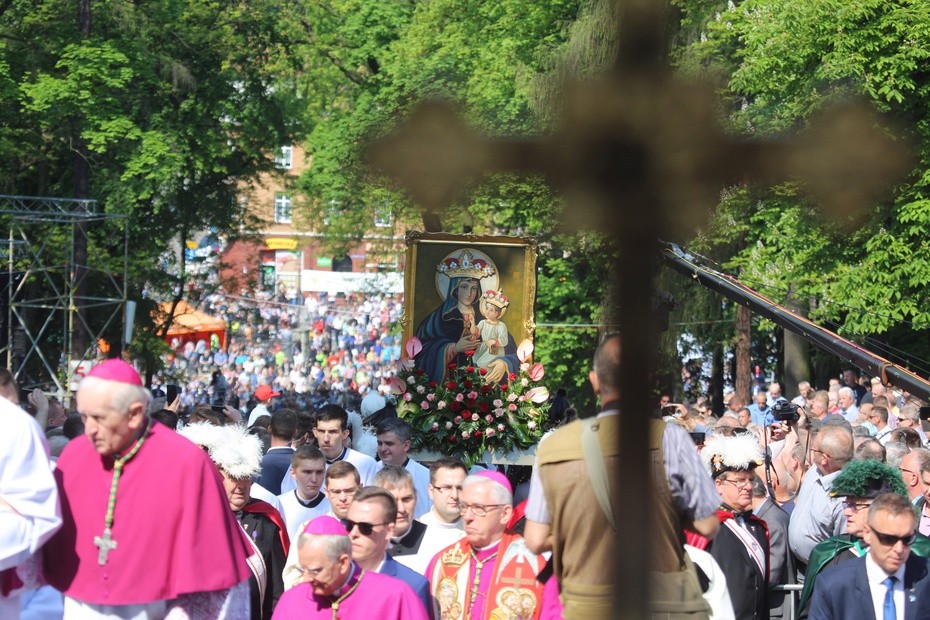 Stanowa Pielgrzymka Mężczyzn i Młodzieńców do Piekar Śląskich Na piekarskim wzgórzu modliło się dzisiaj 80 tysięcy osób (fot.Archidiecezja Katowicka)