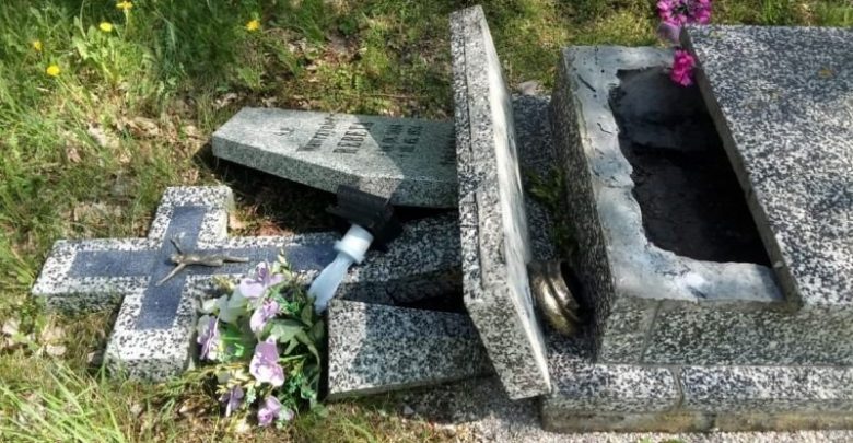 Wyrywali krzyże i tablice z nagrobków. Sprawcy zatrzymani (fot.policja.p)