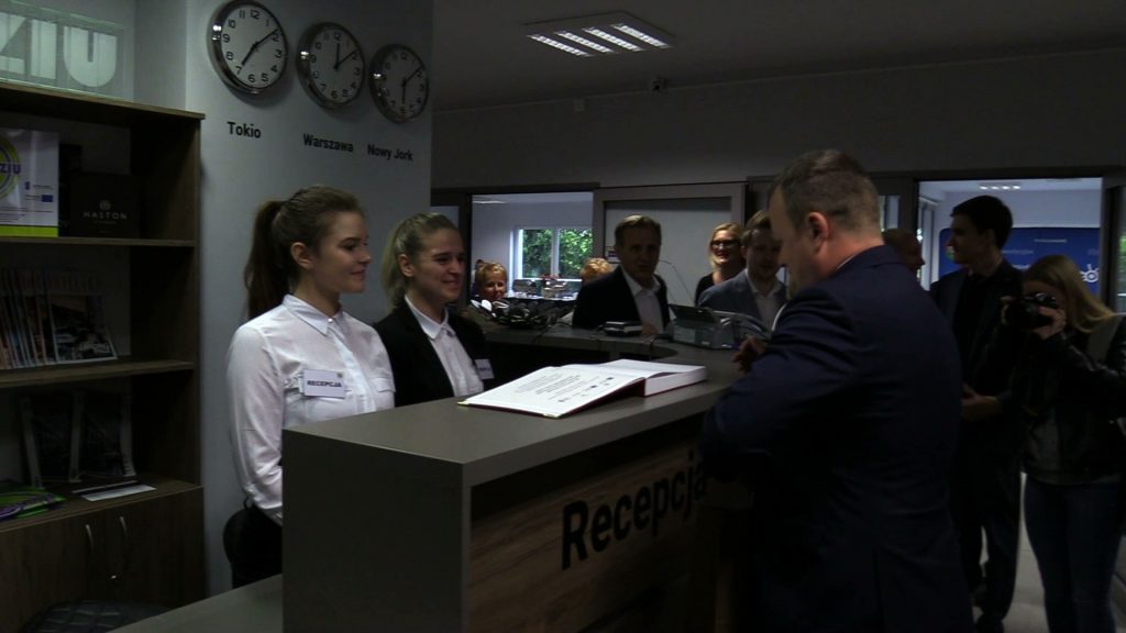 Do złudzenia przypomina prawdziwy hotel, ale to po prostu szkolne mury. W Sosnowcu otwarto nowy budynek Centrum Kształcenia Zawodowego i Ustawicznego