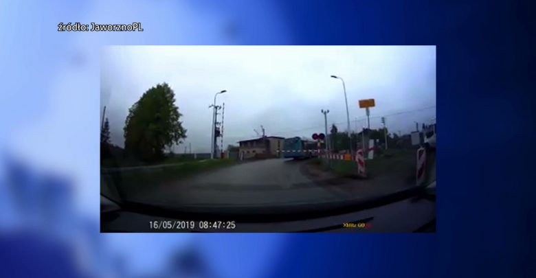 Szok i niedowierzanie! Kierowca miejskiego autobusu wjechał pod szlaban na przejeździe!