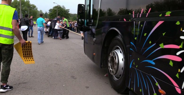 Sosnowiec: 188 osób przeciągało na linie autokar. Nowy REKORD POLSKI ustanowiony!