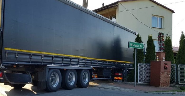 Rowerzystki wyjechały prosto pod TIRa! Kierowca ratując siebie i je wjechał do ogrodu (fot.KMP Bełchatów)