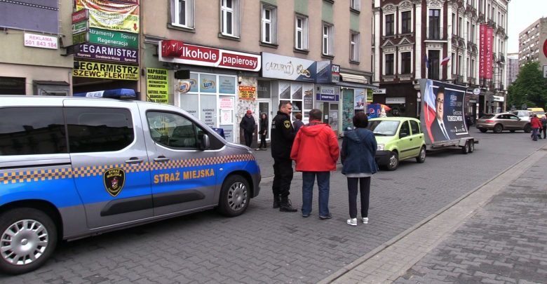Okazuje się, że nie wszędzie można "kandydować". Przekonał się dzisiaj o tym sztab wyborczy Grzegorza Tobiszowskiego. Bo promowanie kandydata to jedno, ale parkowanie takie, jak to w Sosnowcu - drugie. Nie obyło się bez mandatu!
