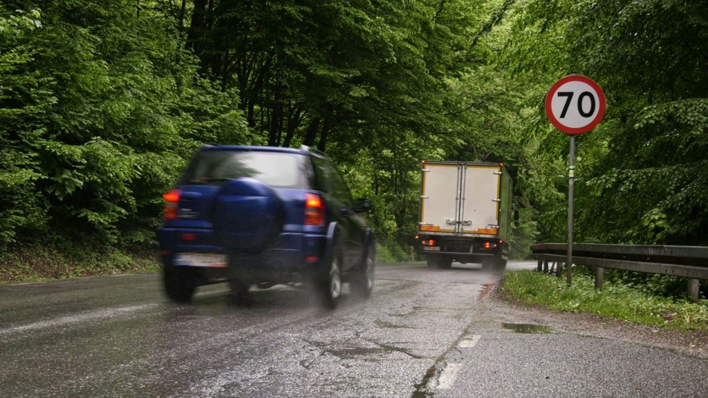 Mieszkańcy Międzybrodzie Bialskiego są przerażeni. Przerażeni tym, że ich zdaniem droga biegnąca obok zapory, może się do niej osunąć. Jak mówią - w każdej chwili!