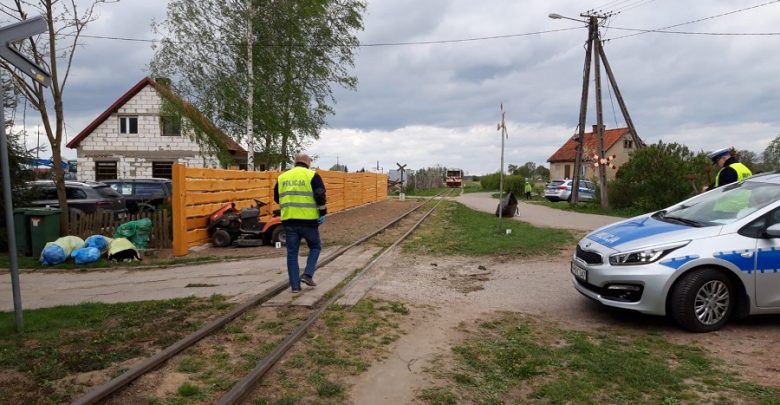 Zderzenie kosiarki spalinowej z wąskotorówką. 5-latka w szpitalu (fot.Policja Pomorska)