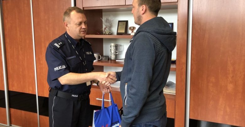 Zobaczył na ulicy płaczącą staruszkę. W reklamówce miała 45 tysięcy złotych