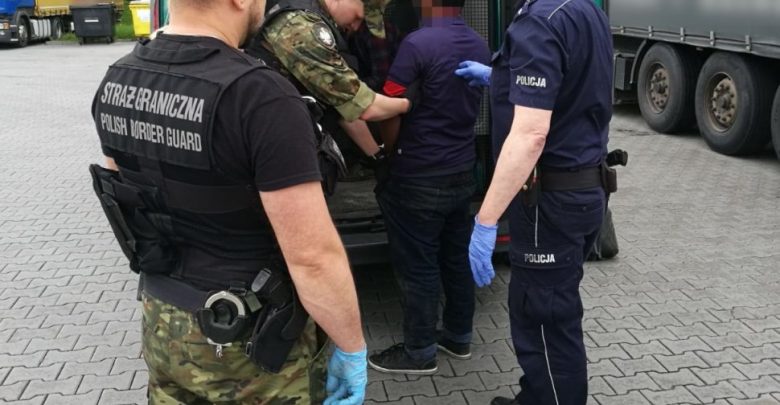 Śląskie: Przyjechali do Polski w naczepie ciężarówki. Nielegalni imigranci trafili w ręce odpowiednich służb (fot.KPP Pszczyna)