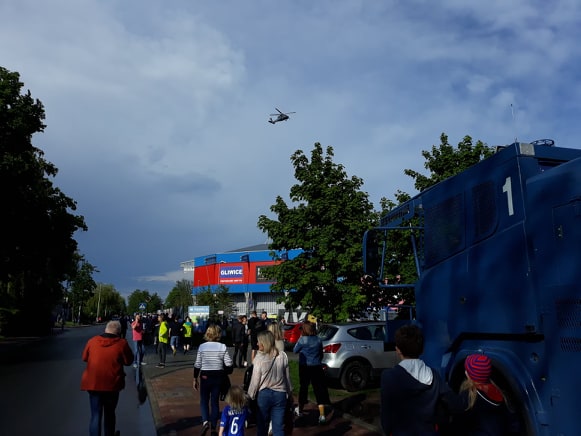 Specjalne środki ostrożności? Nad stadionem w Gliwicach Black Hawk!