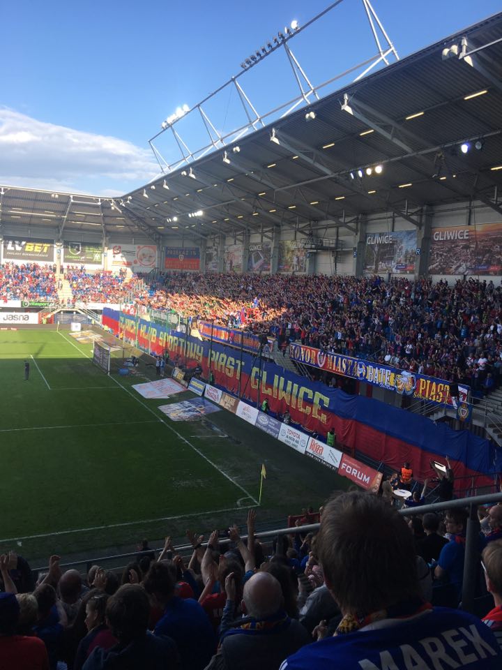 Oszałamiający doping ponad 9 tysięcy gardeł niesie dzisiaj piłkarzy Piasta Gliwice do historycznego sukcesu - zdobycia pierwszego Mistrza Polski!