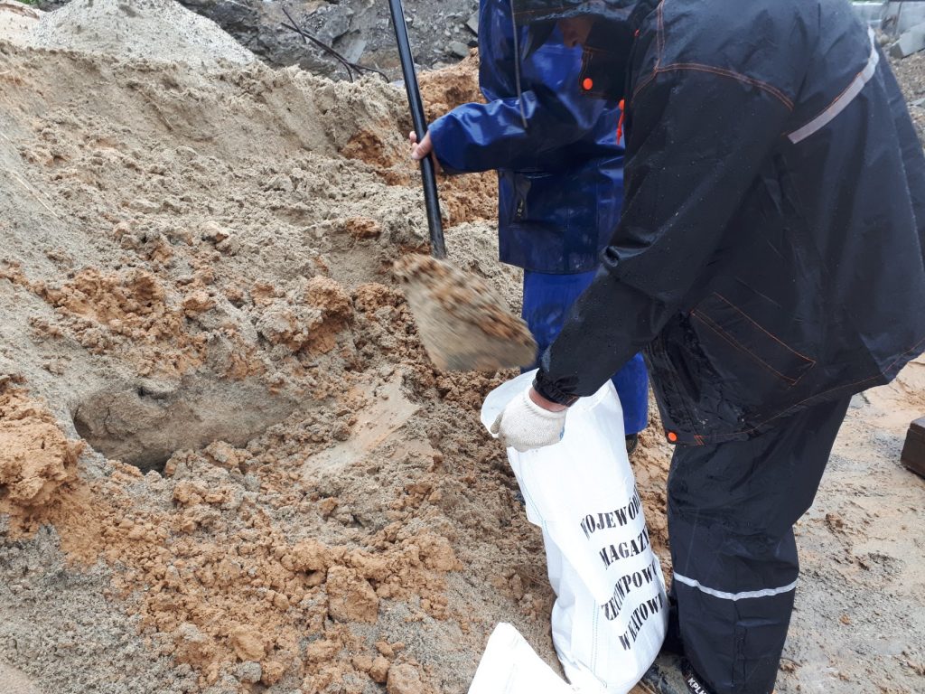 Zapadła decyzja o ewakuacji części mieszkańców gminy Wilkowice. Zbiornik retencyjny jest napełniony do maksimum, wodę starają się odpompować strażacy (fot. Urząd Gminy Wilkowice)