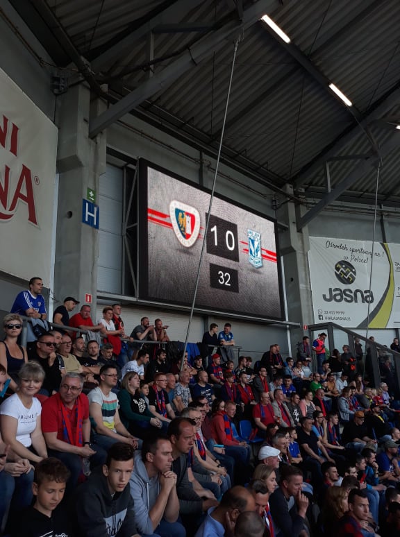 Jeszcze jeden! Jeszcze jeden - skandują kibice Piasta w Gliwicach. Na chwilę obecną Piast Gliwice mistrzem Polski!