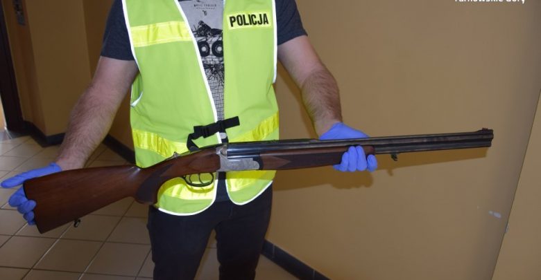 Śląskie: Niekontrolowany strzał z broni myśliwskiej. 54-latek naraził na utratę życia rodzinę z małym dzieckiem (fot.Śląska Policja)