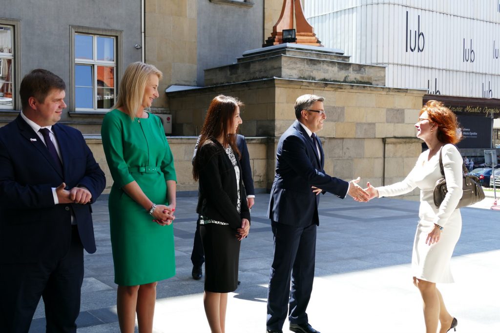 Przez trzy dni dyplomaci zwiedzać będą jedne z najciekawszych miejsc naszego regionu. Celem wizyty jest przedstawienie potencjału Śląskiego w zakresie gospodarczym, dziedzictwa kulturowego, historii oraz walorów turystycznych
