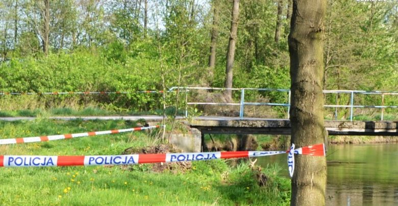 Są wyniki sekcji zwłok noworodka, znalezionego w rzece Krztynia nieopodal Szczekocin w woj.śląskim. Wyniki - jak mówią śledczy - nie dają jednak odpowiedzi na pytanie w jaki sposób zmarło dziecko, ani czy urodziło się żywe (fot.KPP Zawiercie)