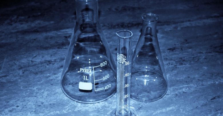 Eksperymentował z substancjami chemicznymi i doprowadził do wybuchu. Grozi mu do 10 lat więzienia (fot.poglądowe/www.pixabay.com)