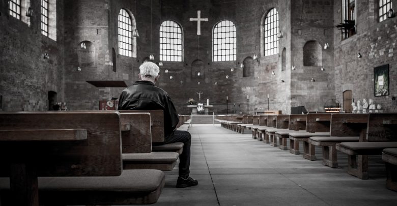 Profanacja miała miejsce w kościele św. Jana Ewangelisty w Kwidzynie. Nieznani do tej pory sprawcy połamali i zdeptali kościelny krzyż. Na tym jednak nie poprzestali. Do kropielnicy wlali alkohol! (fot.pixabay.com-poglądowe)