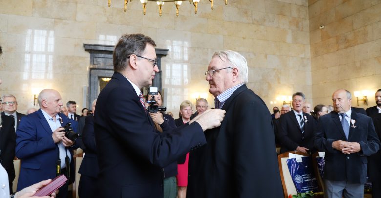 W Śląskim Urzędzie Wojewódzkim w Katowicach wręczono dziś odznaczenia państwowe kilkudziesięciu działaczom opozycji wobec dyktatury komunistycznej (fot.ŚUW)