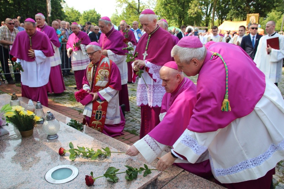 Stanowa Pielgrzymka Mężczyzn i Młodzieńców do Piekar Śląskich Na piekarskim wzgórzu modliło się dzisiaj 80 tysięcy osób (fot.Archidiecezja Katowicka)