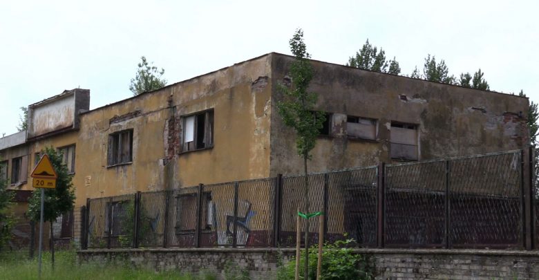 Grożący zawaleniem pustostan przy parafii św. Jacka w Gliwicach stał się dla dzieci niebezpiecznym placem zabaw
