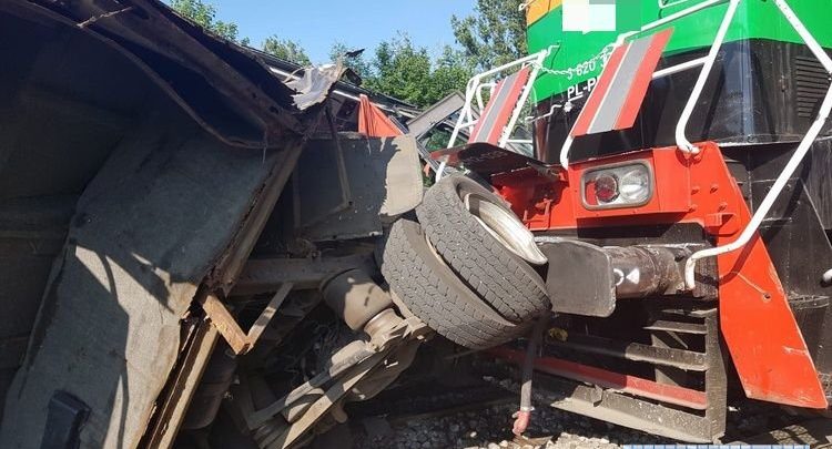 Wjechał wprost pod pociąg. Kierowca autobusu nie zatrzymał się przed znakiem STOP. Rozmawiał przez telefon (fot.policja.pl)