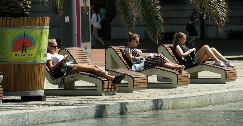 Mieszkańcy miast na Śląsku i w Zagłębiu ratują się przed upałem jak mogą