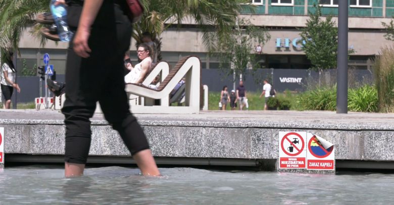 Kąpiel w fontannie najlepszym sposobem na upał? Na groźną chorobę na pewno!