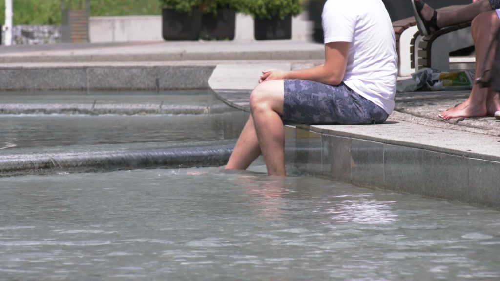 Kąpiel w fontannie najlepszym sposobem na upał? Na groźną chorobę na pewno!