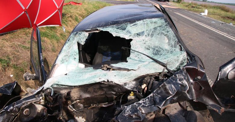 Zderzenie golfa z dostawczym iveco. Nie żyje 50-latka (fot. KPP Inowrocław)