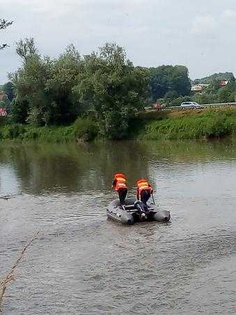 Mężczyzna porwany przez nurt rzeki. Trwają poszukiwania