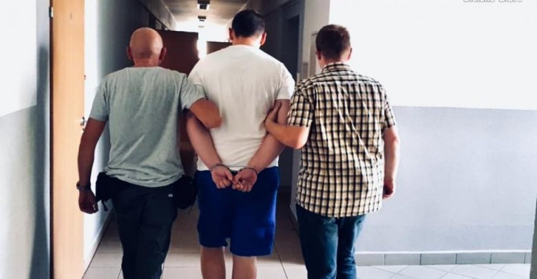 Kto nie ryzykuje, ten nie pije szampana. Przekonał się o tym 24-latek z Bielska-Białej (fot.Śląska Policja)