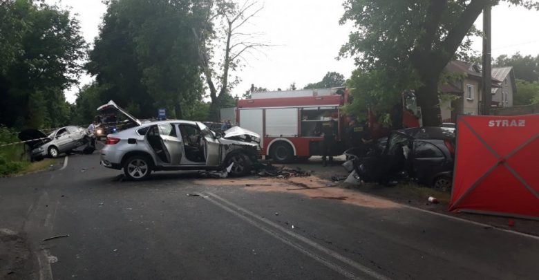 Tragiczny wypadek w Wierzchowisku pod Częstochową. W zderzeniu 3 samochodów zginęła jedna osoba (fot.KMP Częstochowa)