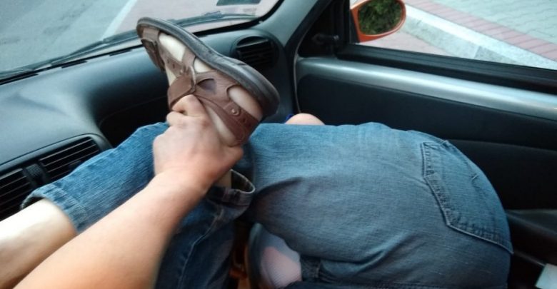 Śląskie: Policjanci w szoku ;-) Pijany kierowca chciał się schować pod deską rozdzielczą Seicento!(fot.policja)