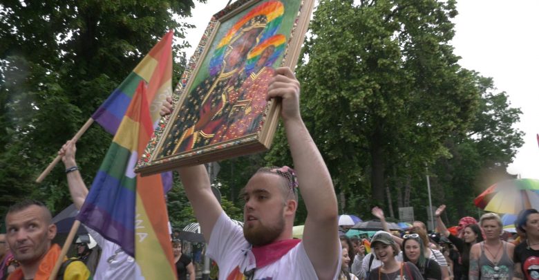 Kiedy Marsz Równości w Częstochowie spod Jasnej Góry już ruszył, nie uszedł daleko. Wszystko z powodu wizerunku Matki Boskiej Częstochowskiej z tęczą