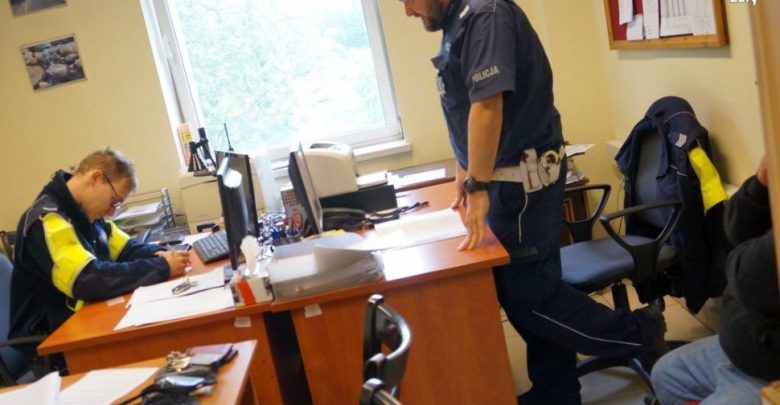 Nie potrafił zdać egzaminu na prawo jazdy, więc je kupił. Teraz grozi mu do 5 lat więzienia (fot. Śląska Policja)