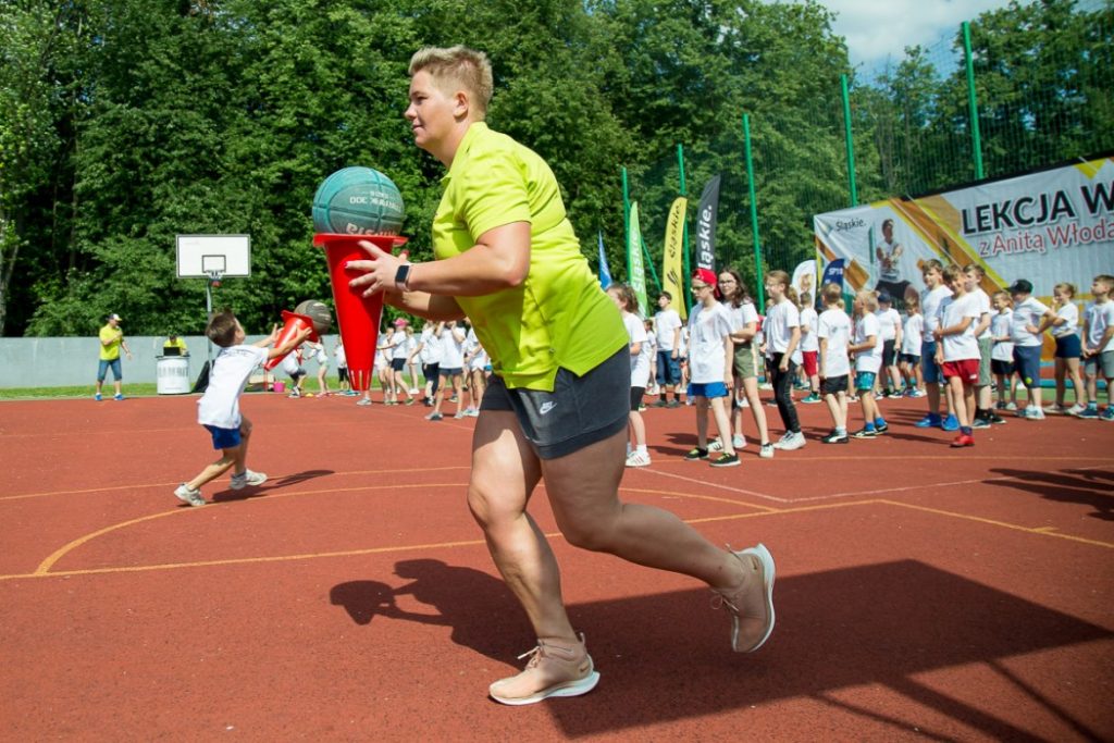 Anita Włodarczyk przygotowała dla najmłodszych wiele atrakcji, a sportowa rywalizacja sprawiła im mnóstwo frajdy (fot.slaskie.pl)