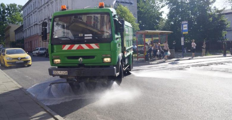 Gdy upał doskwiera i prawie roztapia asfalt, polewaczka ułatwia życie kierowcom i przechodniom przemierzającym śródmieście Gliwic (fot.UM Gliwice/ZDM Gliwice)