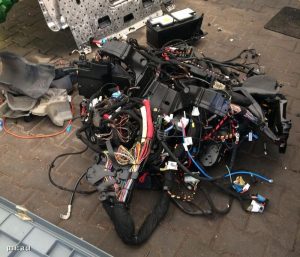 Policja z Poznania odzyskała luksusowego Mercedesa. A raczej to, co z niego zostało (fot.policja)