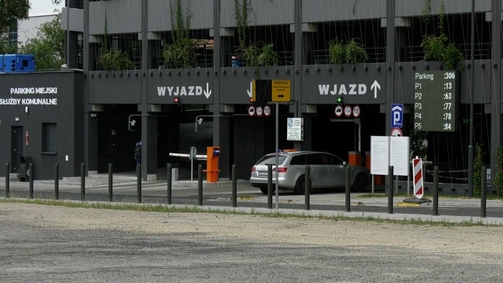 Smród, odchody i bezdomni. Ohyda na piętrowym parkingu w Rybniku