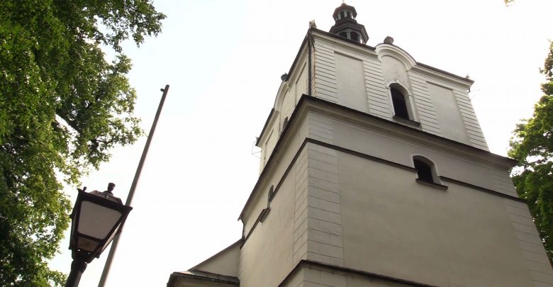 Sławków: Mieszkańcy nie chcą anten telefonii komórkowej na kościele. "Żeby w nas nie promieniowały"