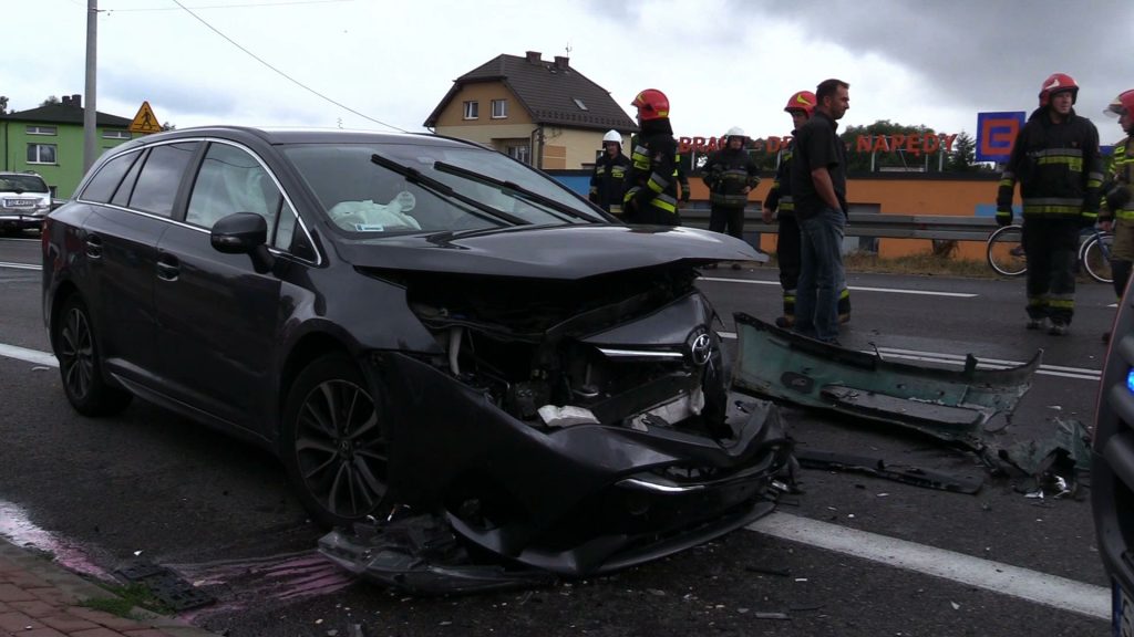 Wypadek na DK 78 w Porębie. Do zdarzenia dwóch samochodów osobowych doszło dziś rano po godz 10, za skrzyżowaniem, na którym można zjechać na Żelisławice