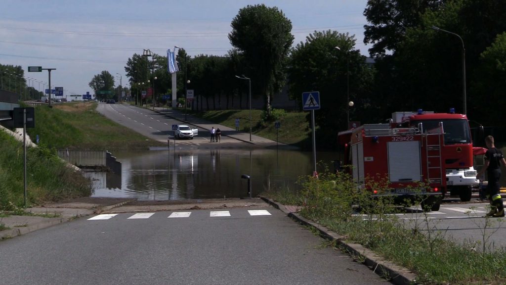 Katowice: Straż pożarna wciąż walczy z zalaniami po burzy. Synoptycy straszą następną!