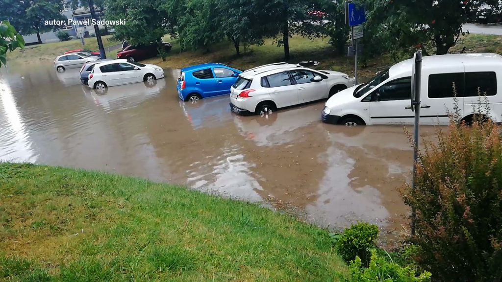Zalane ulice, zniszczone samochody i podtopione piwnice oraz pomieszczenia gospodarcze - to tylko niektóre ze skutków burz, które wczoraj popołudniu, dzisiaj w nocy i nad ranem przeszły przez województwo śląskie